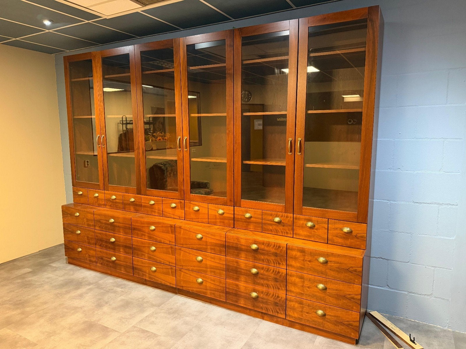 Grote notenhouten boekenkast/dressoir met vitrinekasten, Antiek en Kunst, Ophalen
