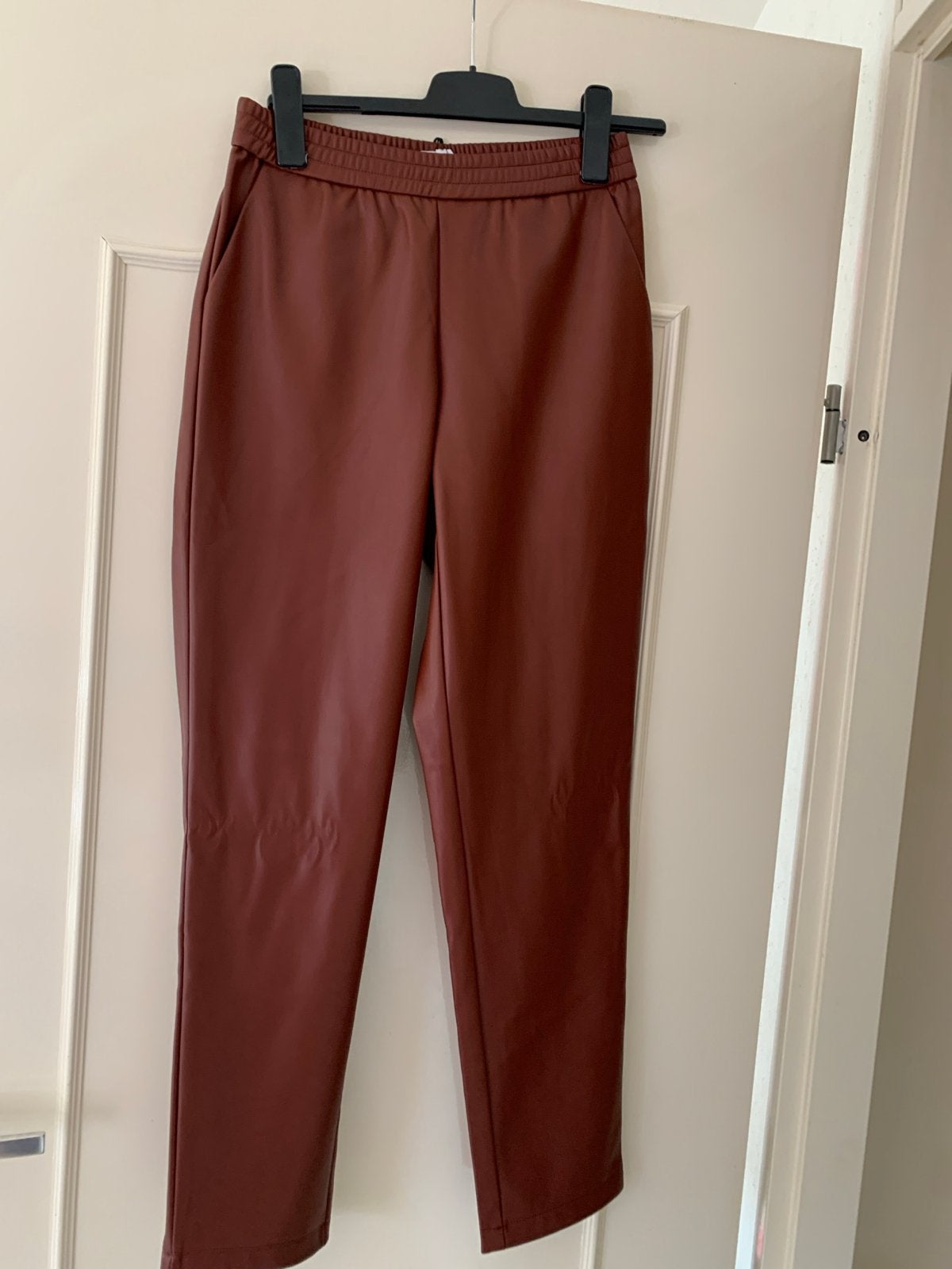 Nieuwe faux leren broek van Anytime, maat 36, Kleding | Dames, Bruin, Nieuw, Ophalen of Verzenden, Maat 36 (S)