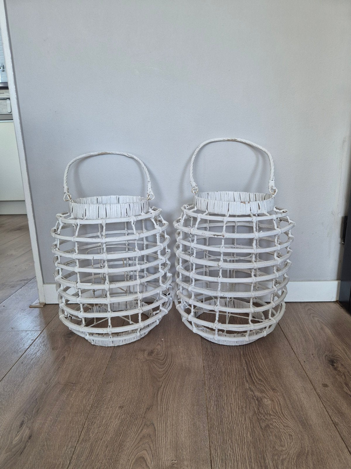 2 grote witte windlichten riet, Ophalen, Windlicht, Wit, Zo goed als nieuw