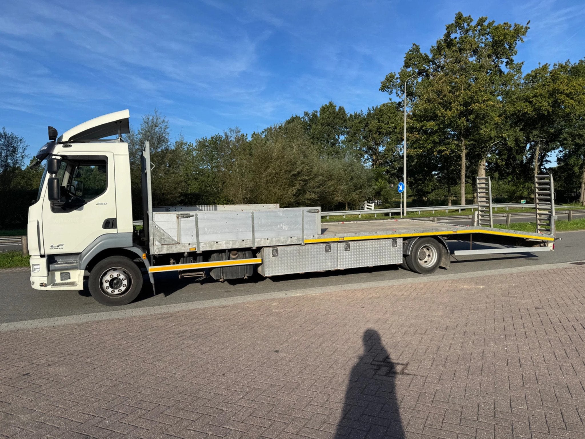 DAF LF 250 Machine transport 9.50 mtr laadvloer (bj 2014), Auto's, Elektrische ramen, Achterwielaandrijving, Euro 6, Wit