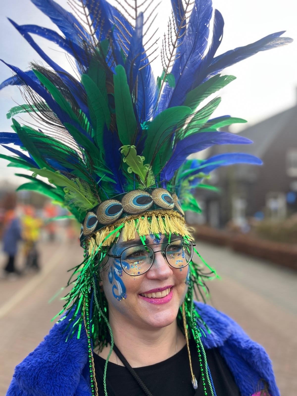 Pauw Hoofdtooi Groen Blauw Goud - Carnaval/Feest, Ophalen of Verzenden, Gebruikt, Handschoenen, Hoed of Pet