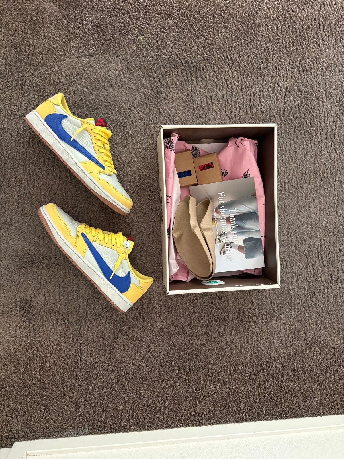 Nike Air Jordan 1 Low OG SP Travis Scott Canary EU 43, Kleding | Heren, Overige kleuren, Nieuw, Ophalen of Verzenden, Sneakers of Gympen