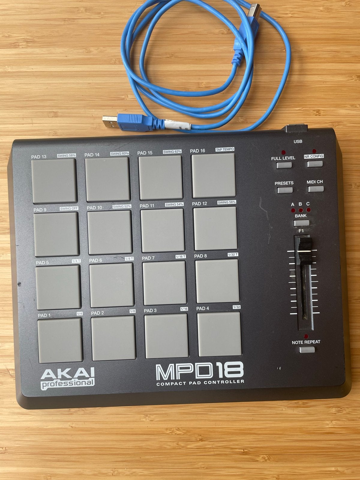 AKAI Professional MPD18 Compact Pad Controller, Ophalen of Verzenden, Gebruikt