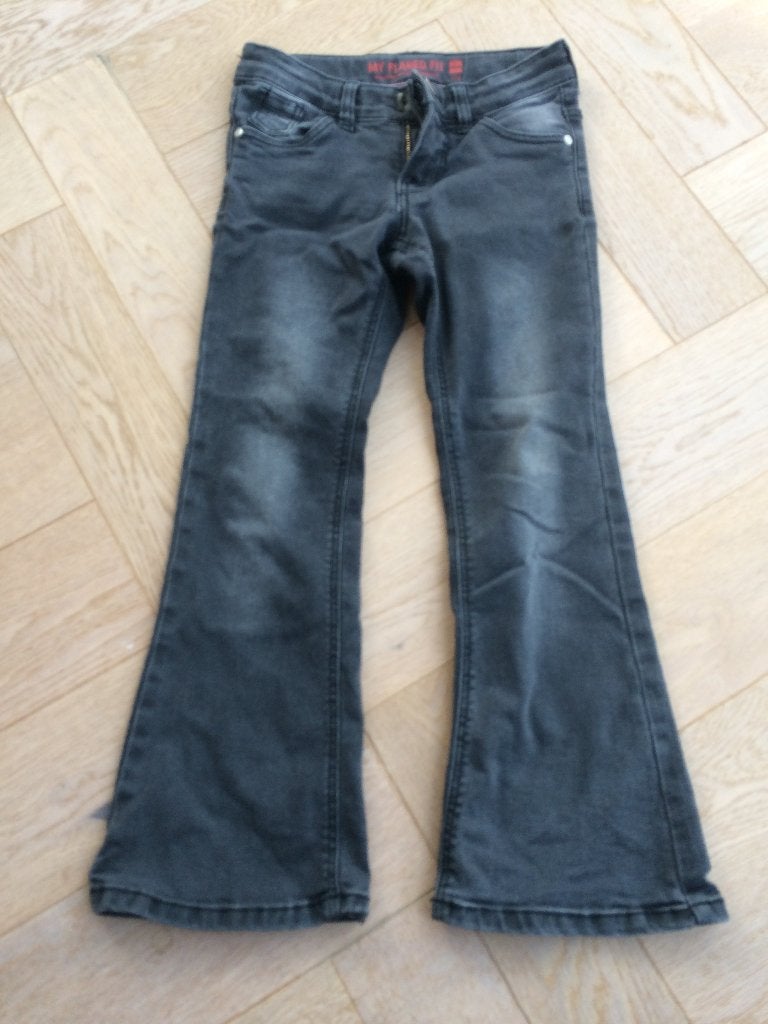 Leuke zwarte flared pants jeans spijkerbroek Hema mt 116 NE, Broek, Gebruikt, Meisje, Ophalen of Verzenden
