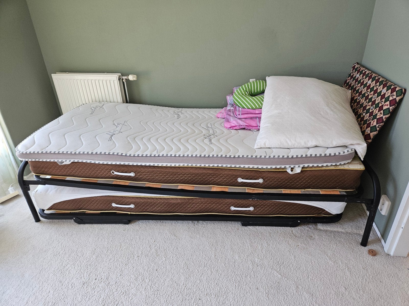 Gratis 2x Eenpersoons Inklapbaar Bed met Matras, Ophalen, Gebruikt, 90 cm, Eenpersoons