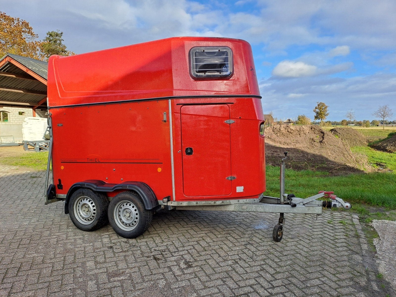 Hele mooie polyester trailer met zadelkamer en alu bodem, Dieren en Toebehoren, Ophalen, Zo goed als nieuw, Polyester, 1½-paards trailer