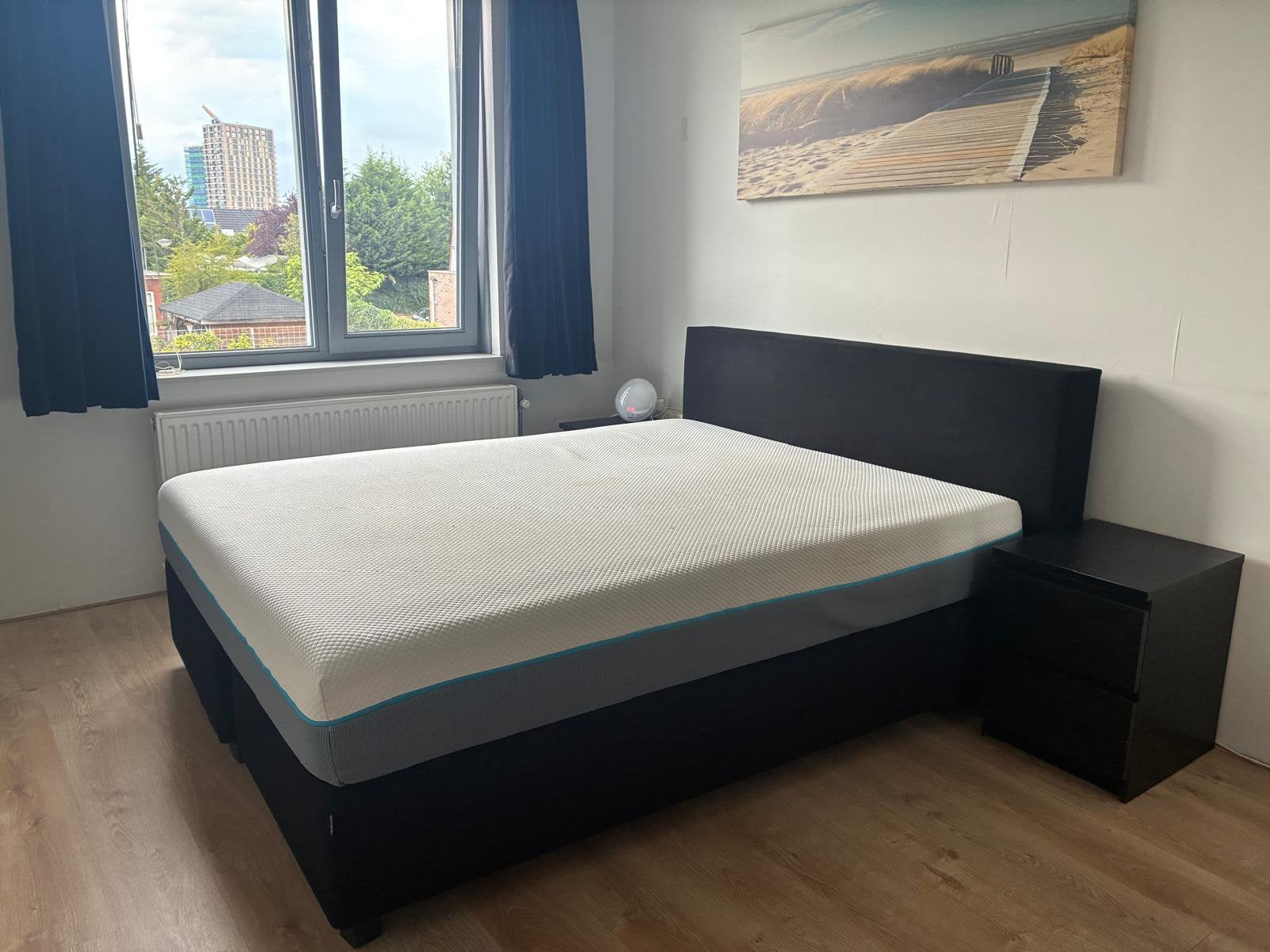 BOXSPRING met matras en 2 nachtkastjes, Huis en Inrichting, Slaapkamer | Boxsprings, Ophalen, Zo goed als nieuw, Tweepersoons