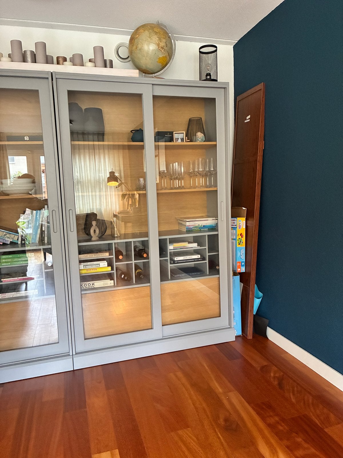 2x WOOOD Vitrinekast James - Zo goed als nieuw, Huis en Inrichting, Ophalen, 100 tot 150 cm, 200 cm of meer, Zo goed als nieuw
