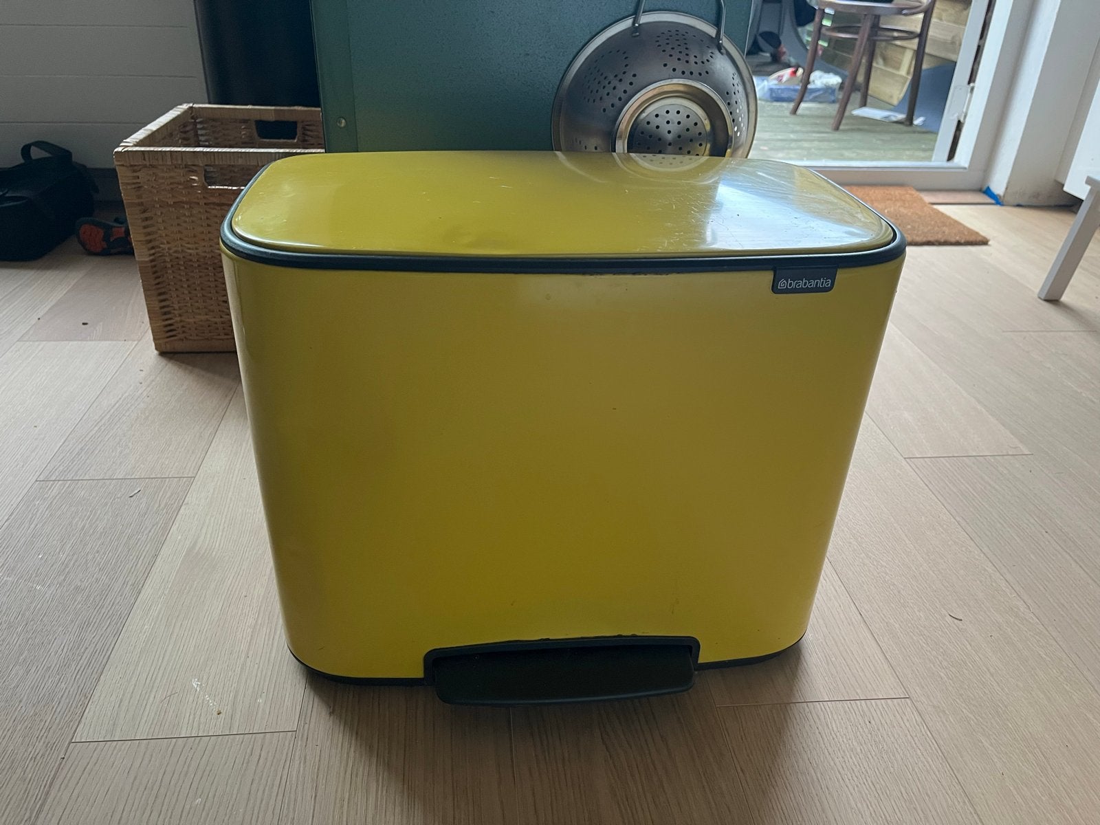 Brabantia prullenbak geel - 30 liter, Ophalen, Gebruikt, Met pedaal, 50 tot 75 cm