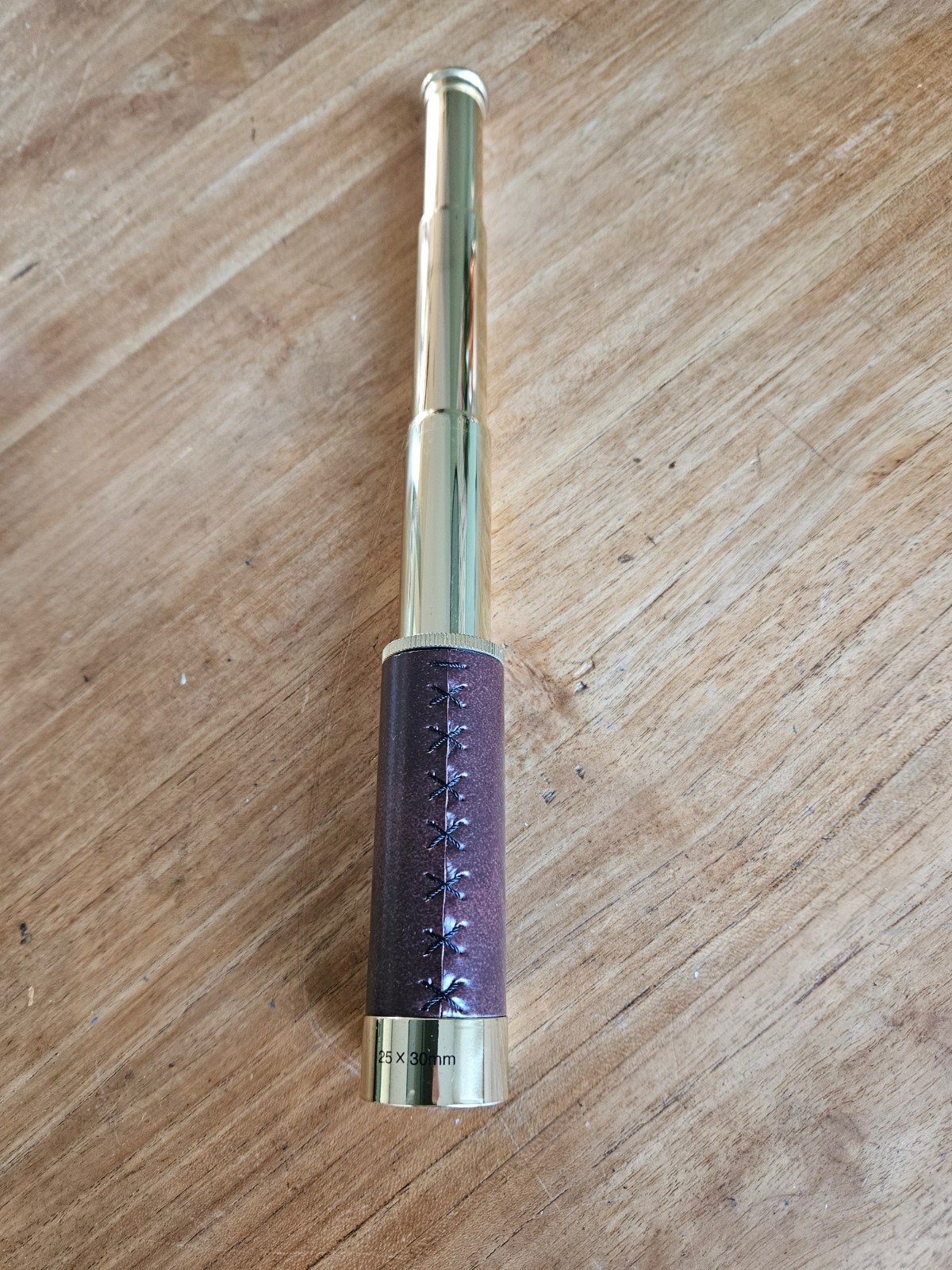 Compacte messing telescoop 25x30mm met leren grip en etui, Ophalen of Verzenden, Zo goed als nieuw, Minder dan 80 mm, Lenzentelescoop (refractor)