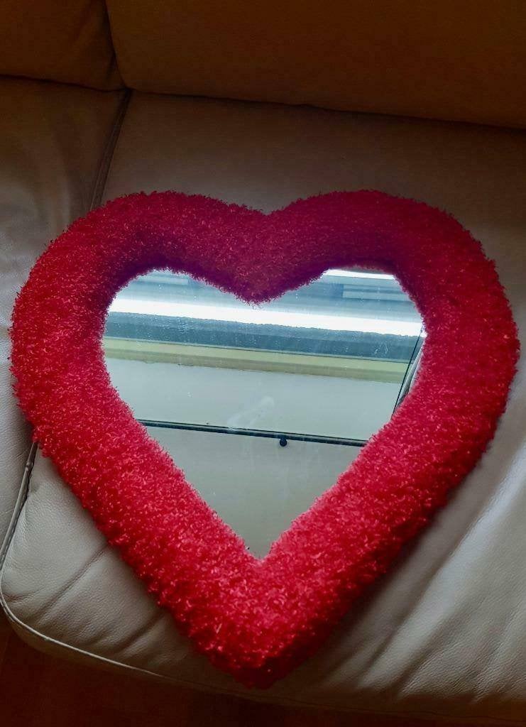 spiegel in een vorm van een hart in een rode kleur, Ophalen, Zo goed als nieuw, Minder dan 50 cm, Minder dan 100 cm