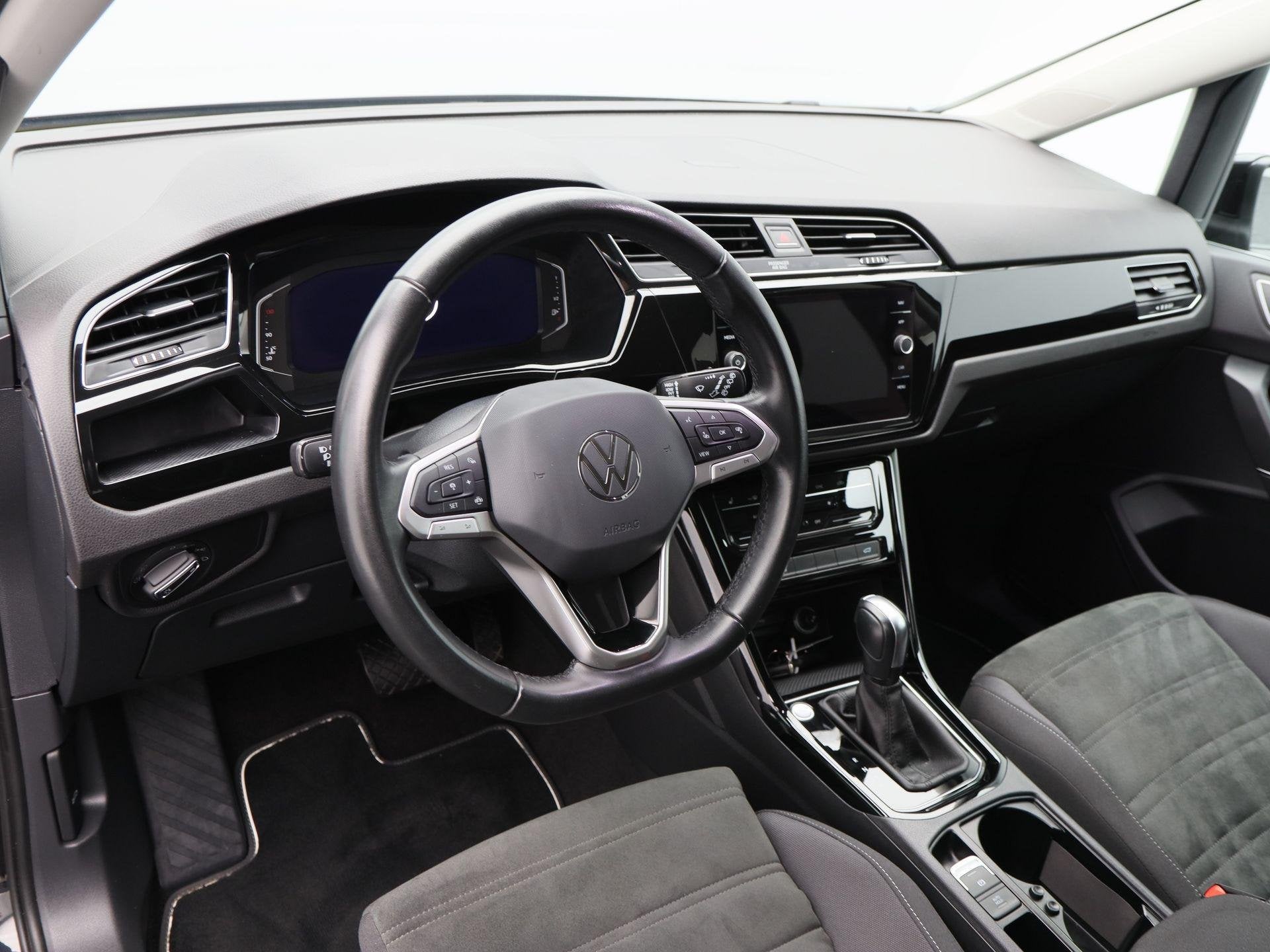 Volkswagen Touran 1.5 TSi 150Pk Highline 7p | Stoelverwarmin, Dealer onderhouden, 15 km/l, 4 cilinders, 150 pk