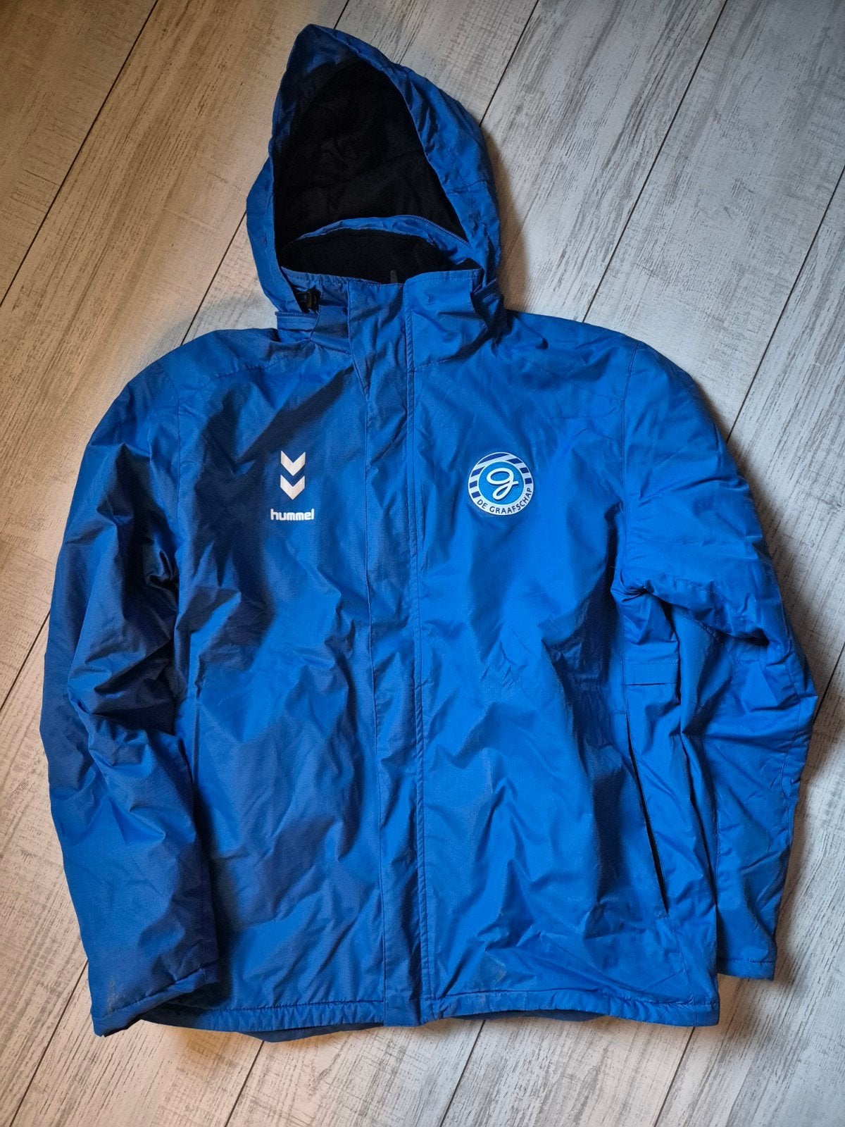 Graafschap Hummel jas maat L, Maat 52/54 (L), Blauw, Ophalen of Verzenden, Voetbal