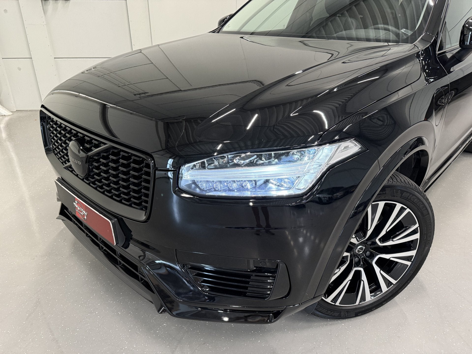 Volvo XC90 T8 Recharge AWD R-Design PANO/LUCHTVERING/TREKHAA, Auto's, Volvo, Gebruikt, Zwart, 4 cilinders, 7 stoelen