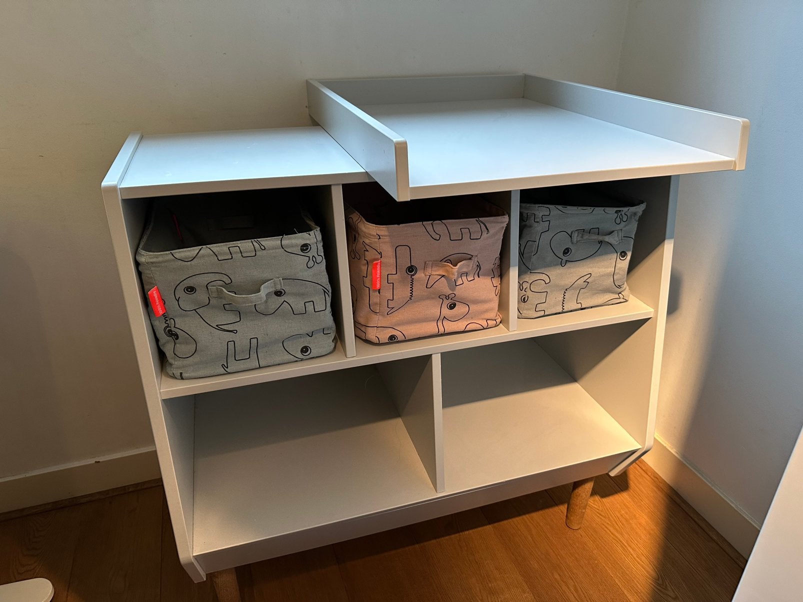 Prachtige commode/kast Done by Deer, babykamer, Ophalen, Zo goed als nieuw, 75 tot 100 cm, Opstaande rand