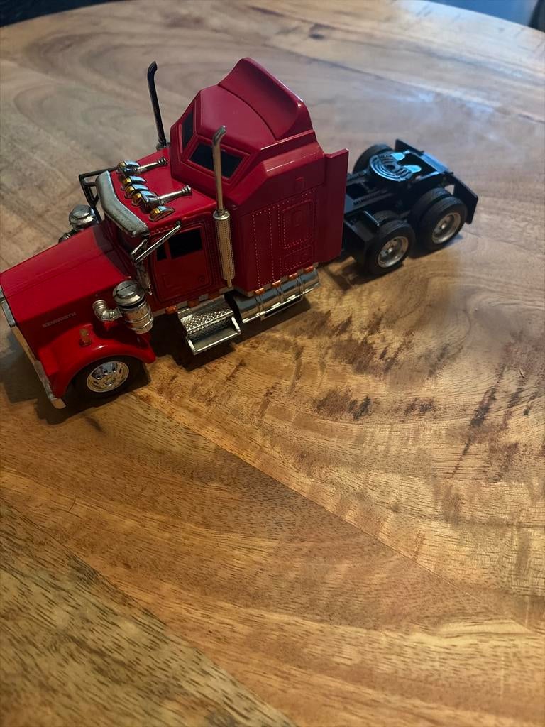Rode Kenworth vrachtwagen model, Ophalen, Zo goed als nieuw, Benzine, Overige modellen