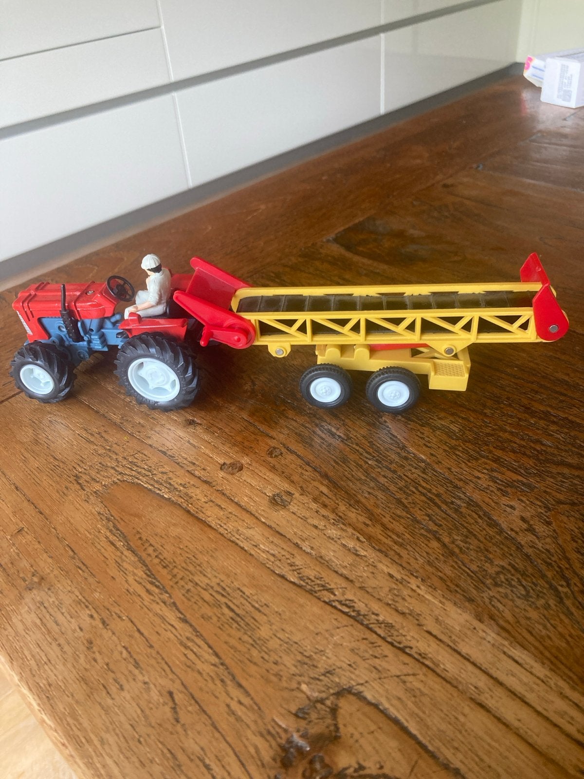 Speelgoedtractor met transportband en figuur, Ophalen of Verzenden, Gebruikt