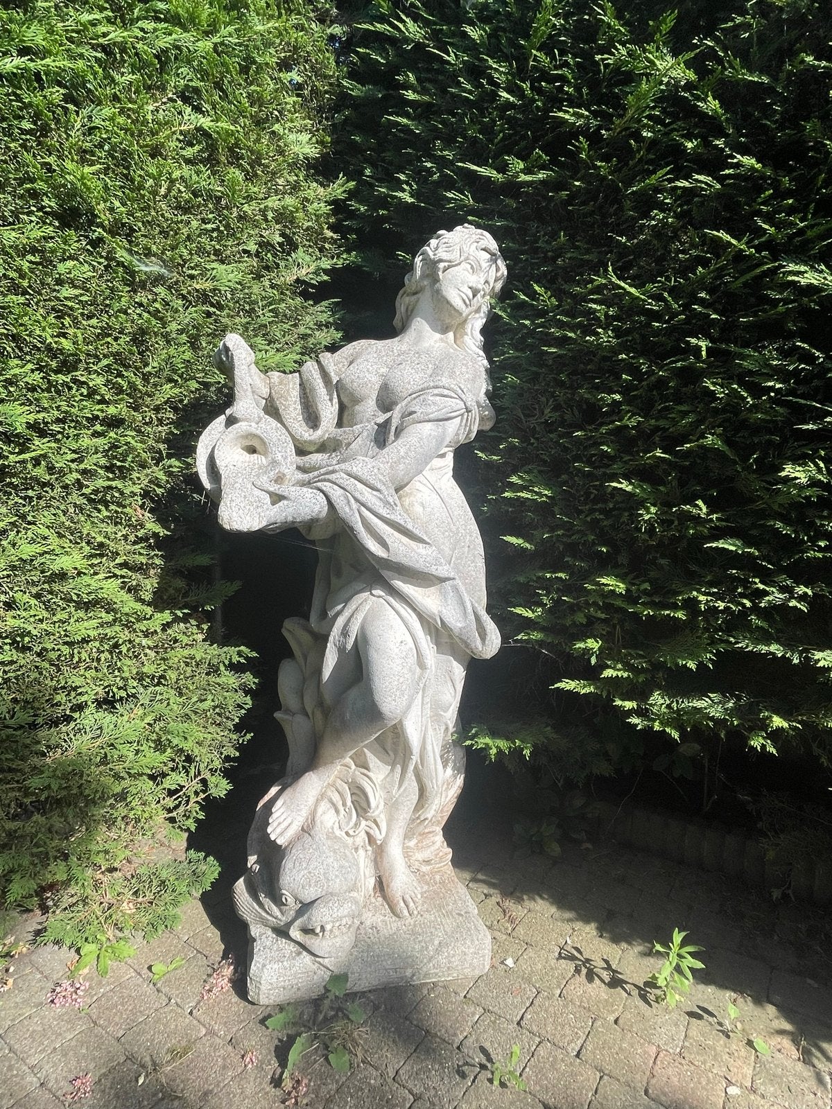 Grote stenen sculptuur van vrouw met vis, Ophalen, Weerbestendig, Beeld, 1 meter - 2 meter