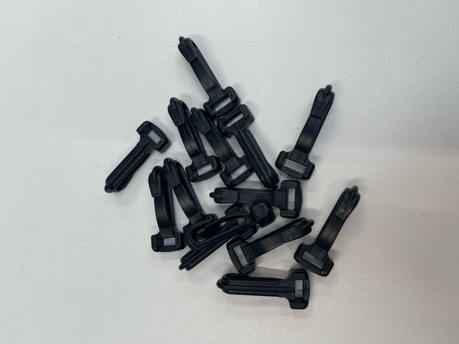 14 zwarte nylon haakjes voor band van 1 cm, Ophalen of Verzenden, Nieuw, Rits of Sluiting