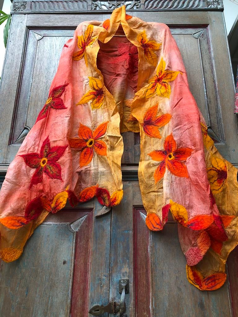 Nieuw handgemaakte zijde sjaal met wolvilt bloemen, 174 cm., Kleding | Dames, Mutsen, Sjaals en Handschoenen, Ophalen of Verzenden