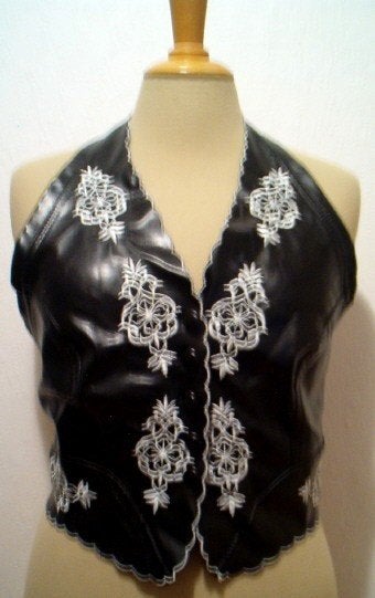 Leather look gilet met witte borduursels van Prestige! M, Kleding | Dames, Maat 38/40 (M), Verzenden, Zwart, Zo goed als nieuw