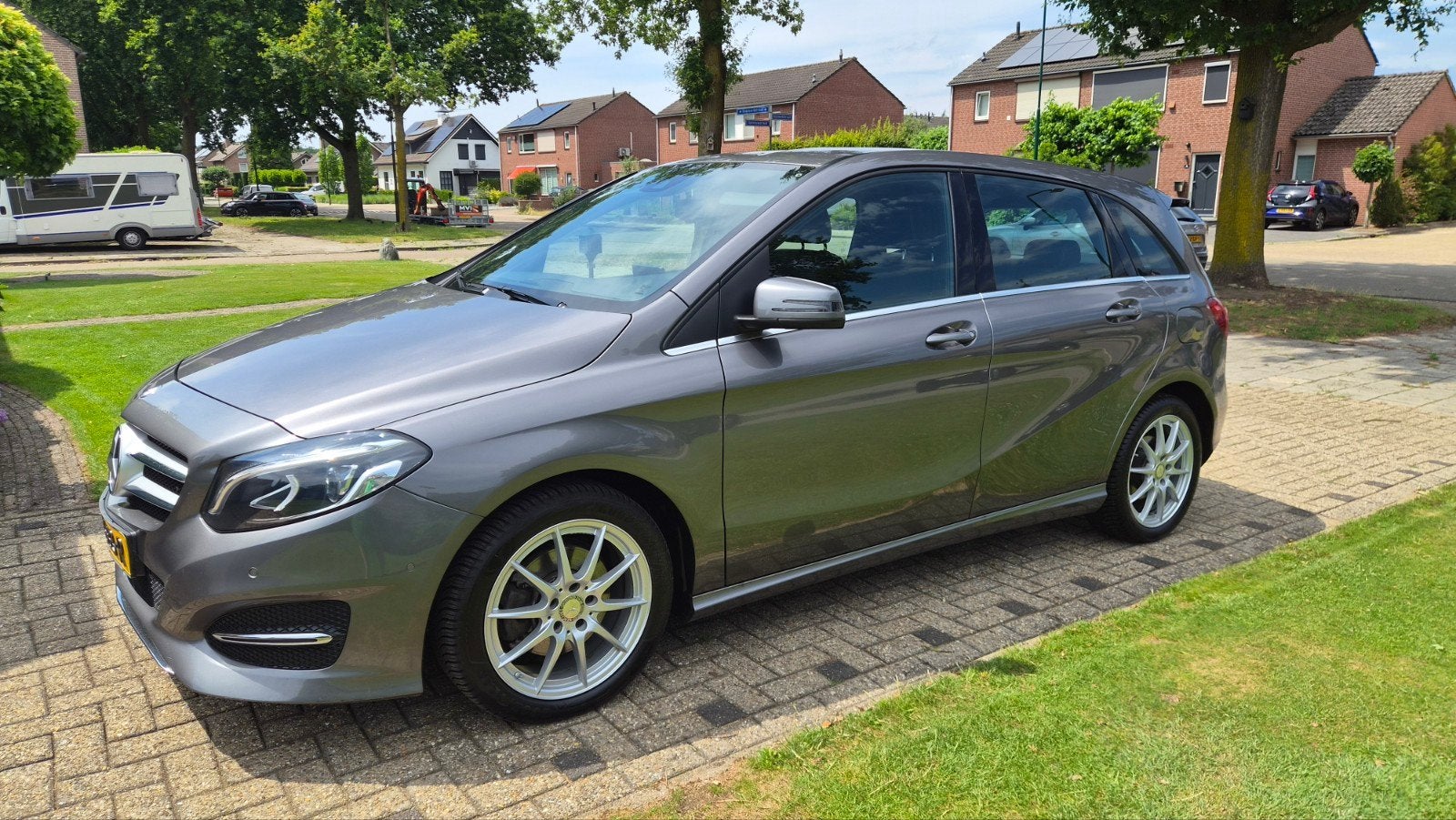 Mercedes-Benz B-Klasse B 180 122PK -  dealeronderhouden, Auto's, Mercedes-Benz, 1325 kg, 4 cilinders, Leder en Stof, 122 pk