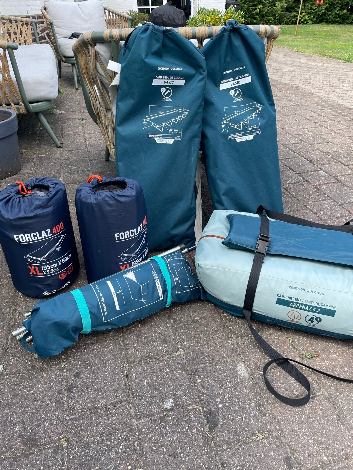 Complete kampeeruitrusting: tent, bedden, matten en tarp, Ophalen, Zo goed als nieuw, Tot en met 4
