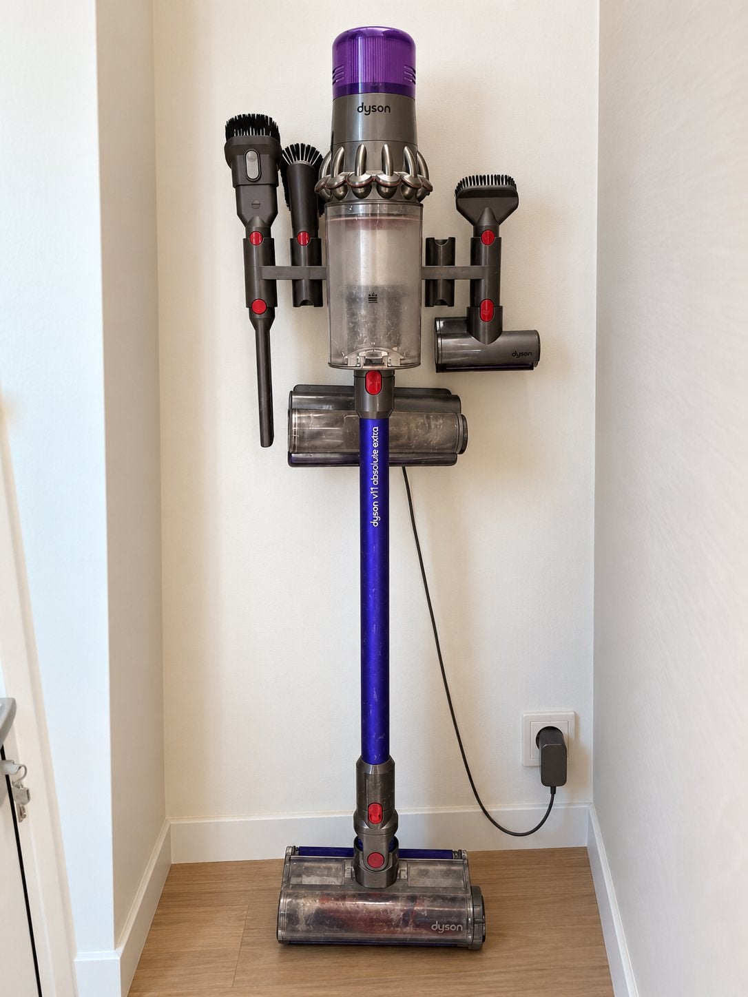 Dyson V11 Absolute Extra – accessoires + muurbeugel, Witgoed en Apparatuur, Ophalen of Verzenden, Zo goed als nieuw, Dyson, Reservoir