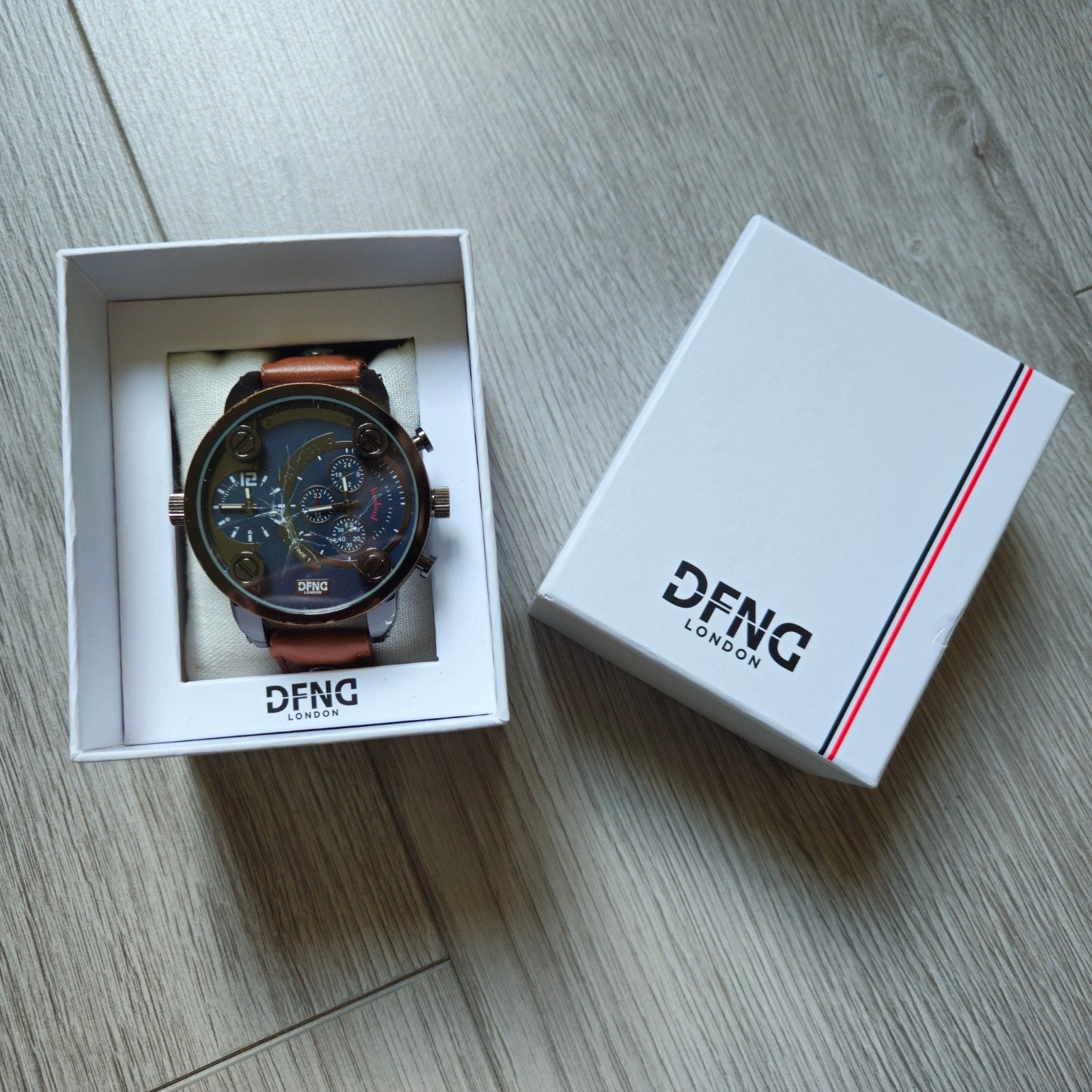 DFNG London Polshorloge met beschadigd glas, Sieraden, Tassen en Uiterlijk, Horloges | Heren, Ophalen of Verzenden, Overige merken