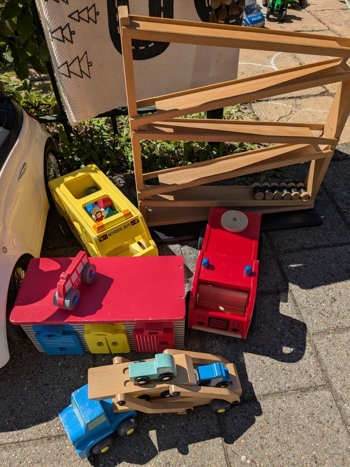 Houten speelgoed set: garage, auto's, ambulance, baan, Ophalen, Gebruikt