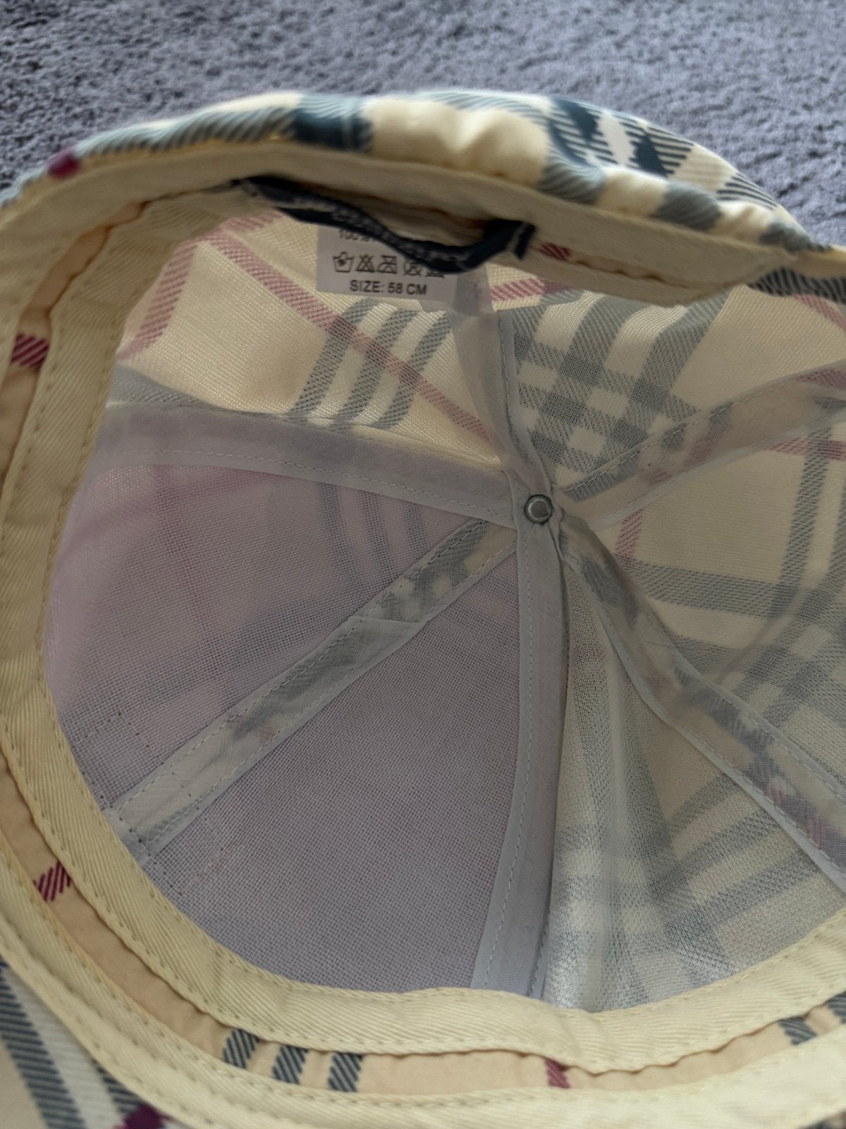 2 Burberry petjes - Beige en geruit, Ophalen of Verzenden, Gedragen, 58 cm (L, 7¼ inch) of meer, Pet
