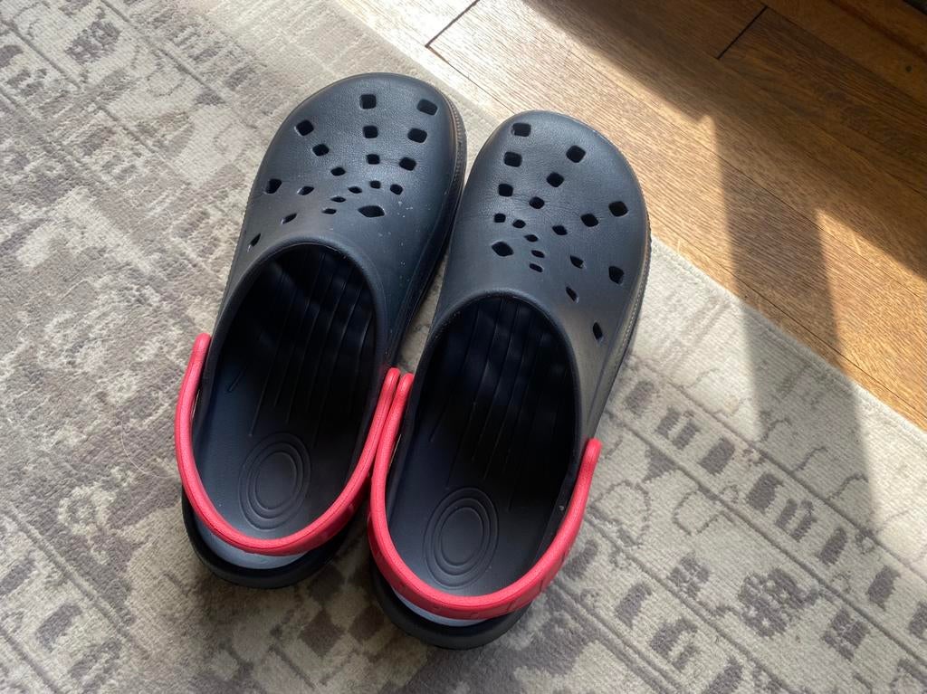 Zo goed als nieuwe Crocs slippers, maat 44, Ophalen of Verzenden, Zo goed als nieuw, Zwart, Slippers