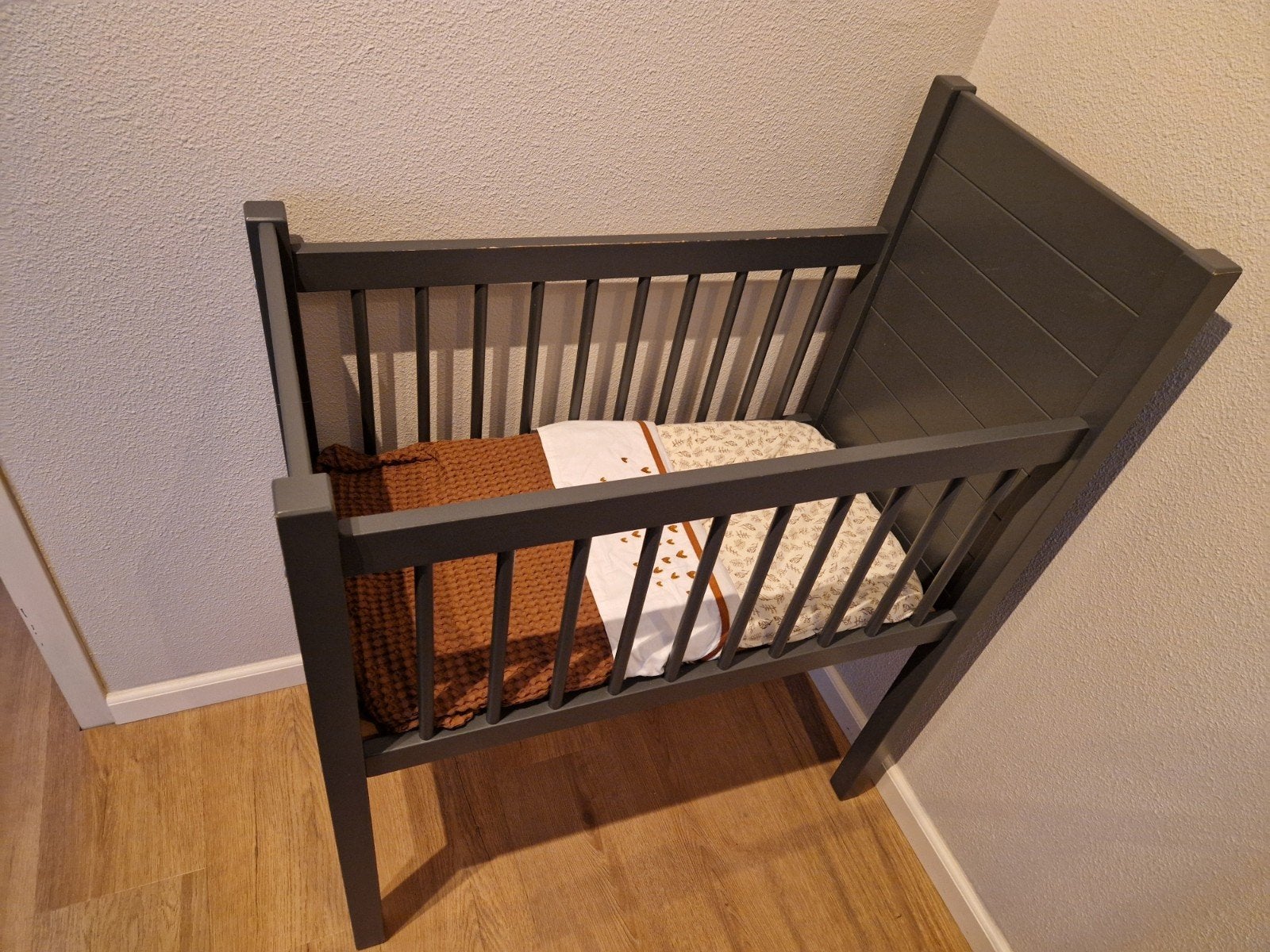 Kidsmill Noa wieg grijs met earosleep  matrasje en 2 hoezen, Ophalen, Gebruikt, Wieg