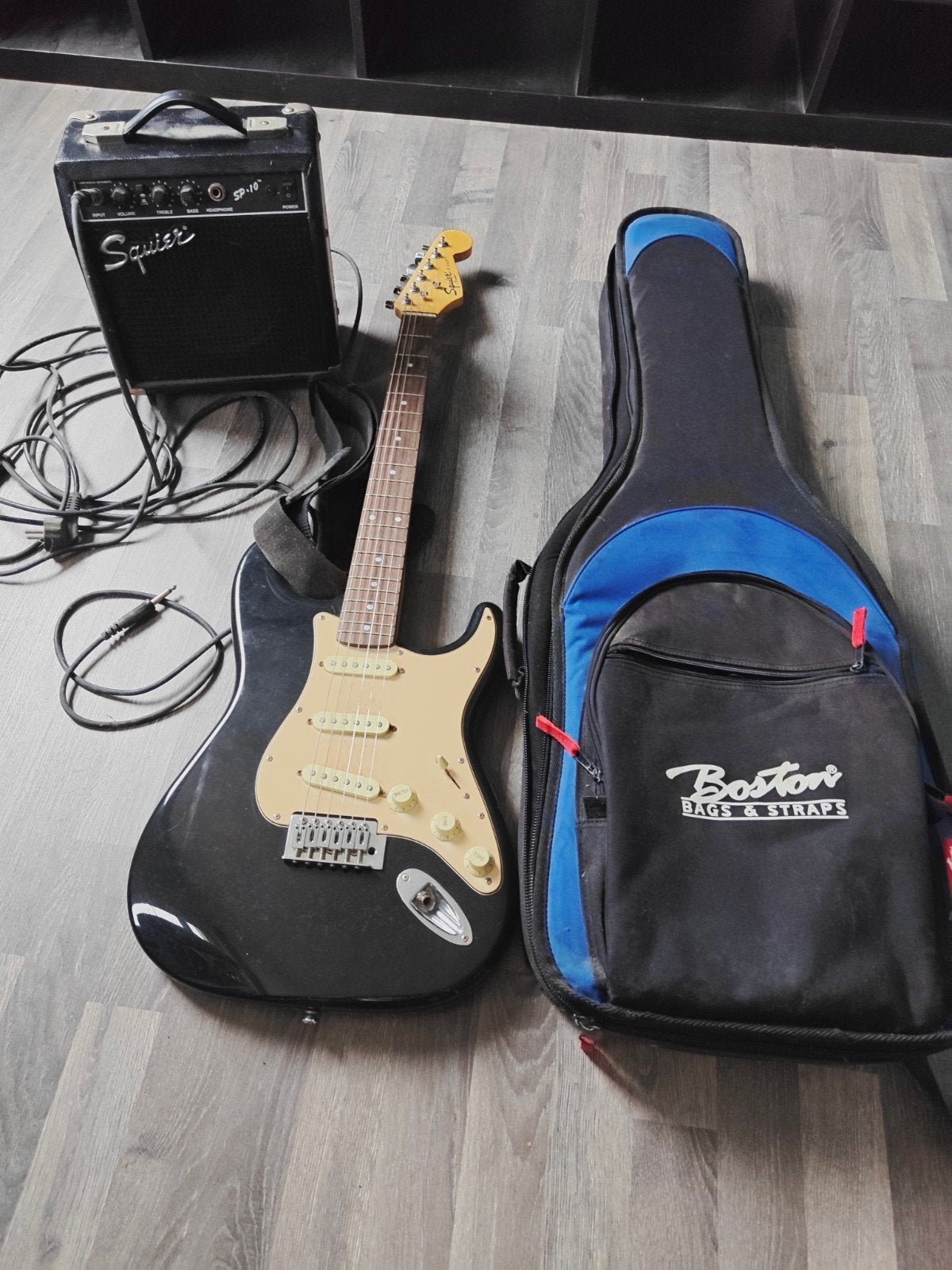 Squier Stratocaster met Squier SP-10 versterker en hoes, Muziek en Instrumenten, Gebruikt, Met versterker, Solid body, Ophalen