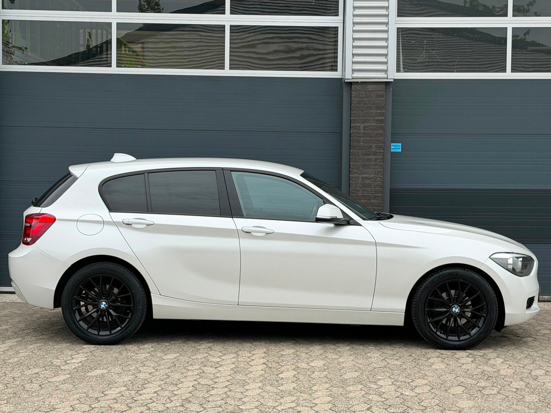 BMW 1-serie 116i Limited Series CARPLAY KEYLESS CLIMA CRUISE, Auto's, BMW, 1-Serie, Gebruikt, 4 cilinders, Wit