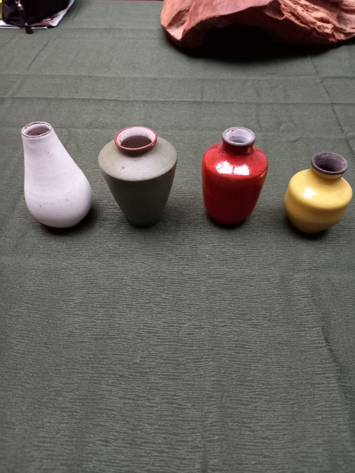 4 vintage kleine aardewerk vaasjes., Huis en Inrichting, Woonaccessoires | Vazen, Ophalen of Verzenden, Gebruikt, Meerkleurig
