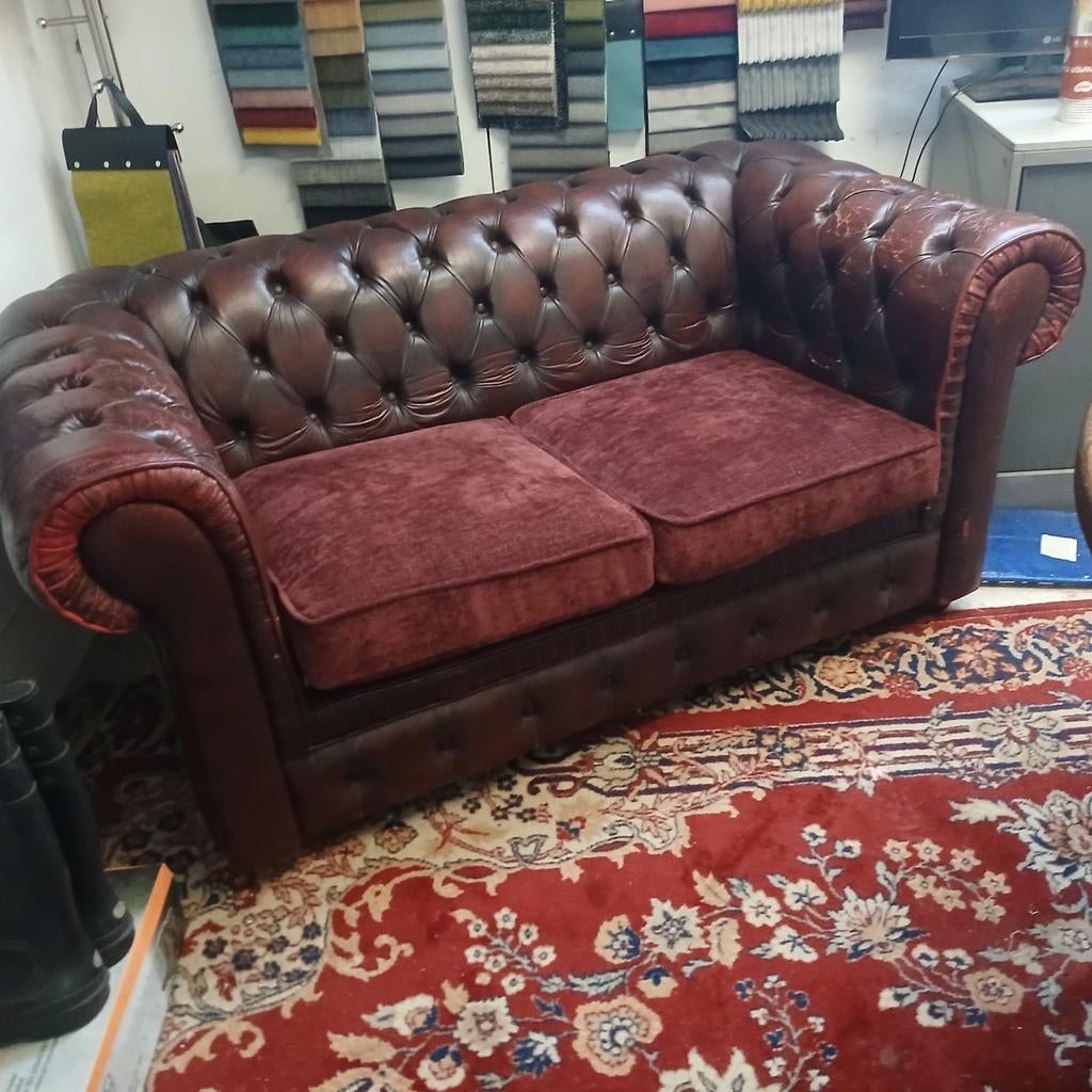 Chesterfield 2-zitsbank in rood leer met velours kussens, Gebruikt, 150 tot 200 cm, Tweepersoons, 75 tot 100 cm