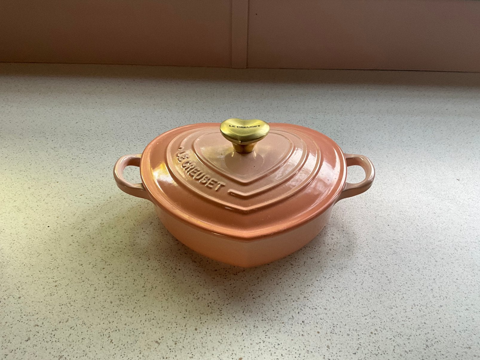Le Creuset lage hartjespan in de kleur pêche, nieuw, Gietijzer, Met deksel, Overige typen, Nieuw