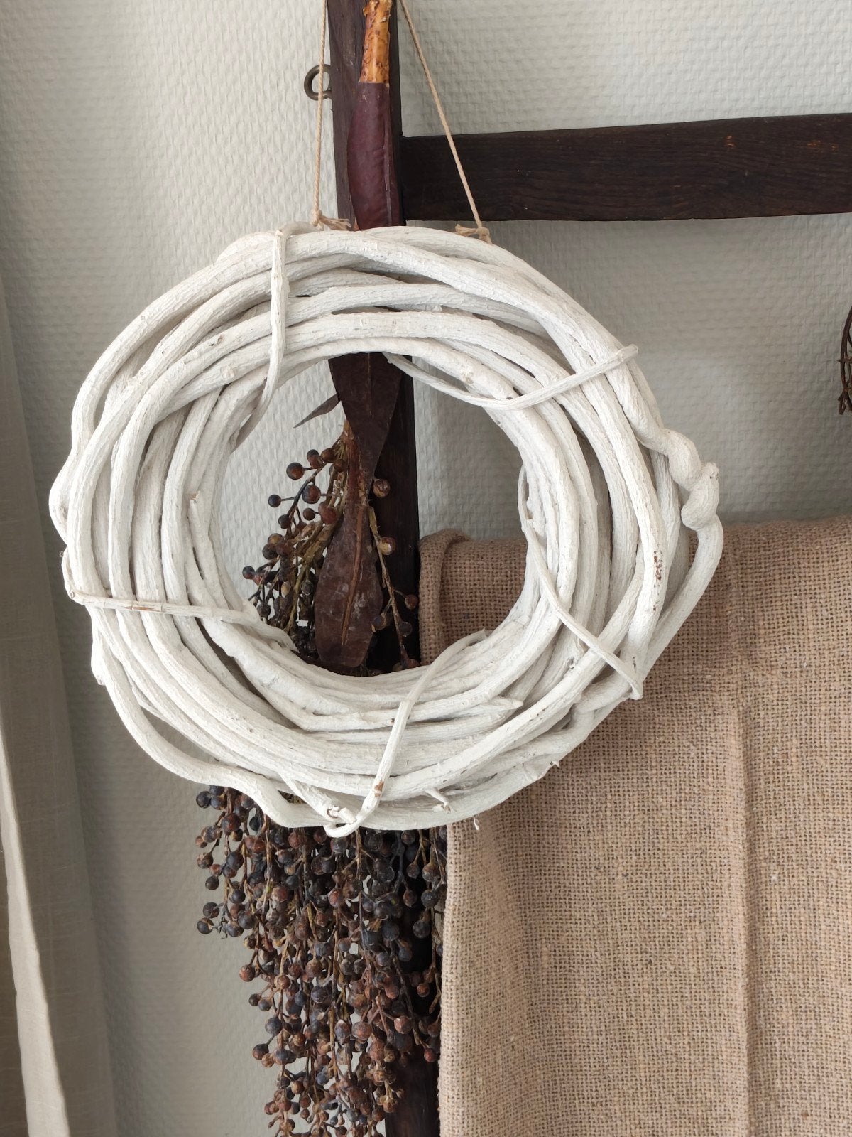 Mooie witte krans, Huis en Inrichting, 30 cm, Krans, Ophalen of Verzenden, Zo goed als nieuw