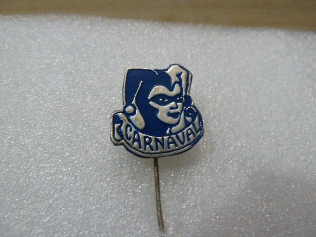 Vintage Carnaval Speldje - Blauw met Harlekijn, Ophalen of Verzenden, Gebruikt, Figuurtje, Speldje of Pin