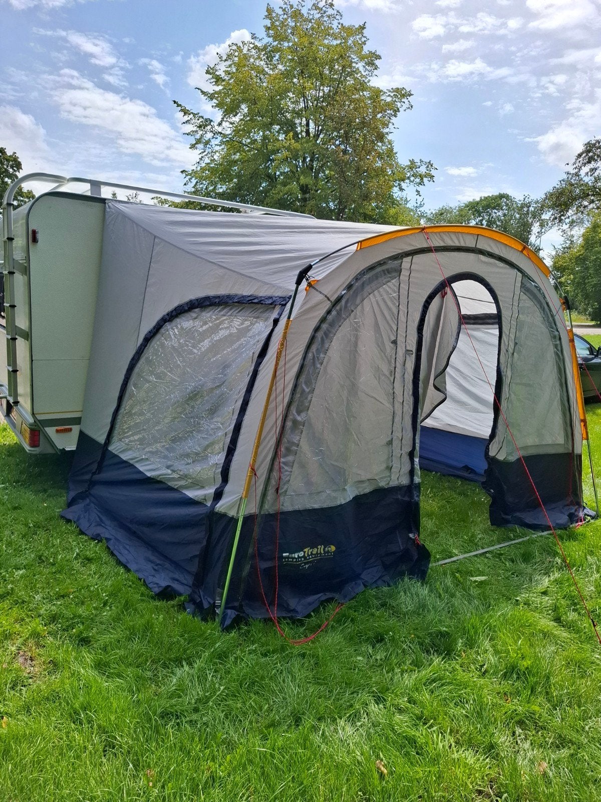 Voortent/Bustent van Eurotrail, Ophalen, Zo goed als nieuw