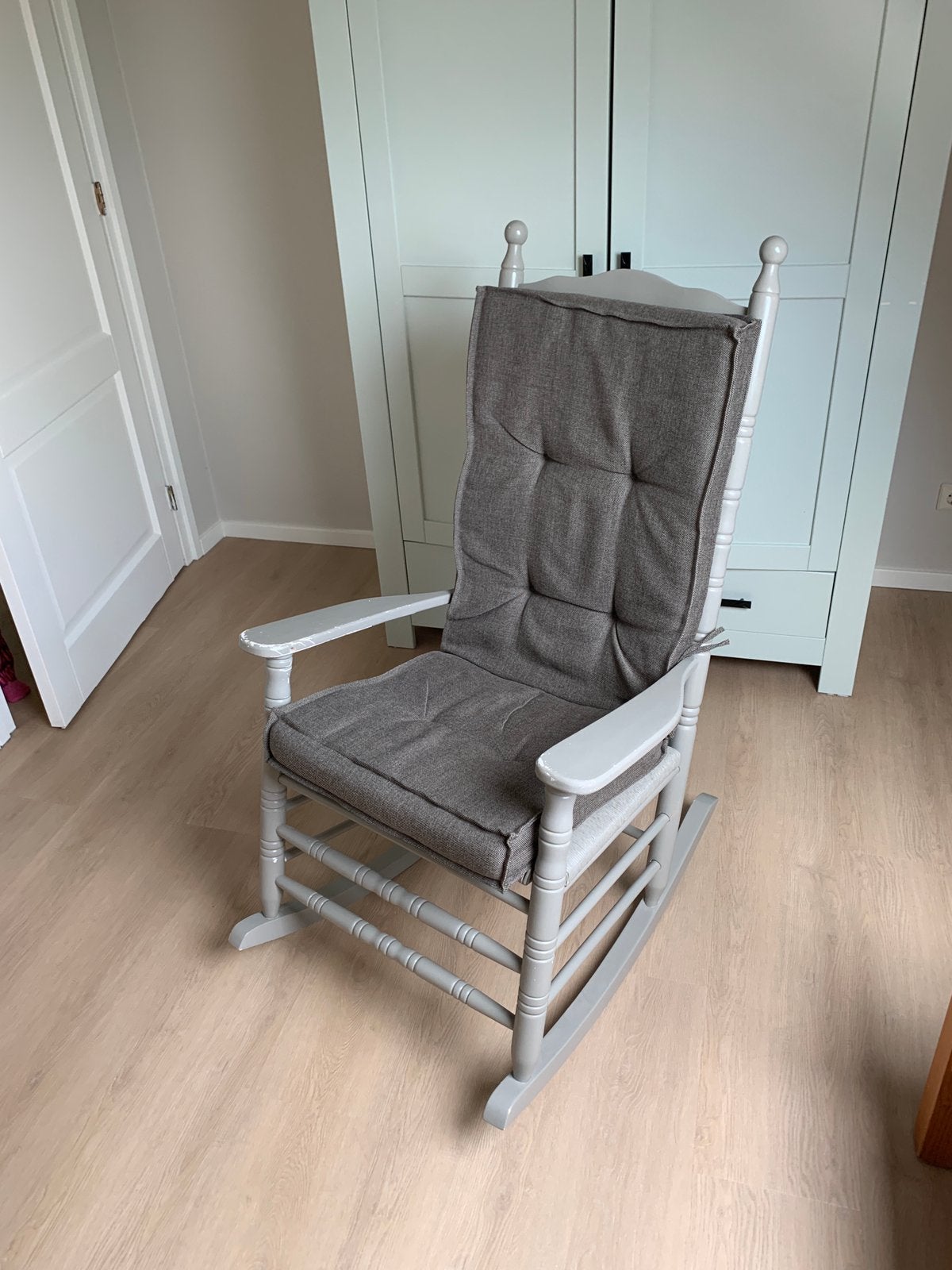 Schommelstoel met kussen, Huis en Inrichting, Stoelen, Ophalen, Gebruikt, Hout, Eén
