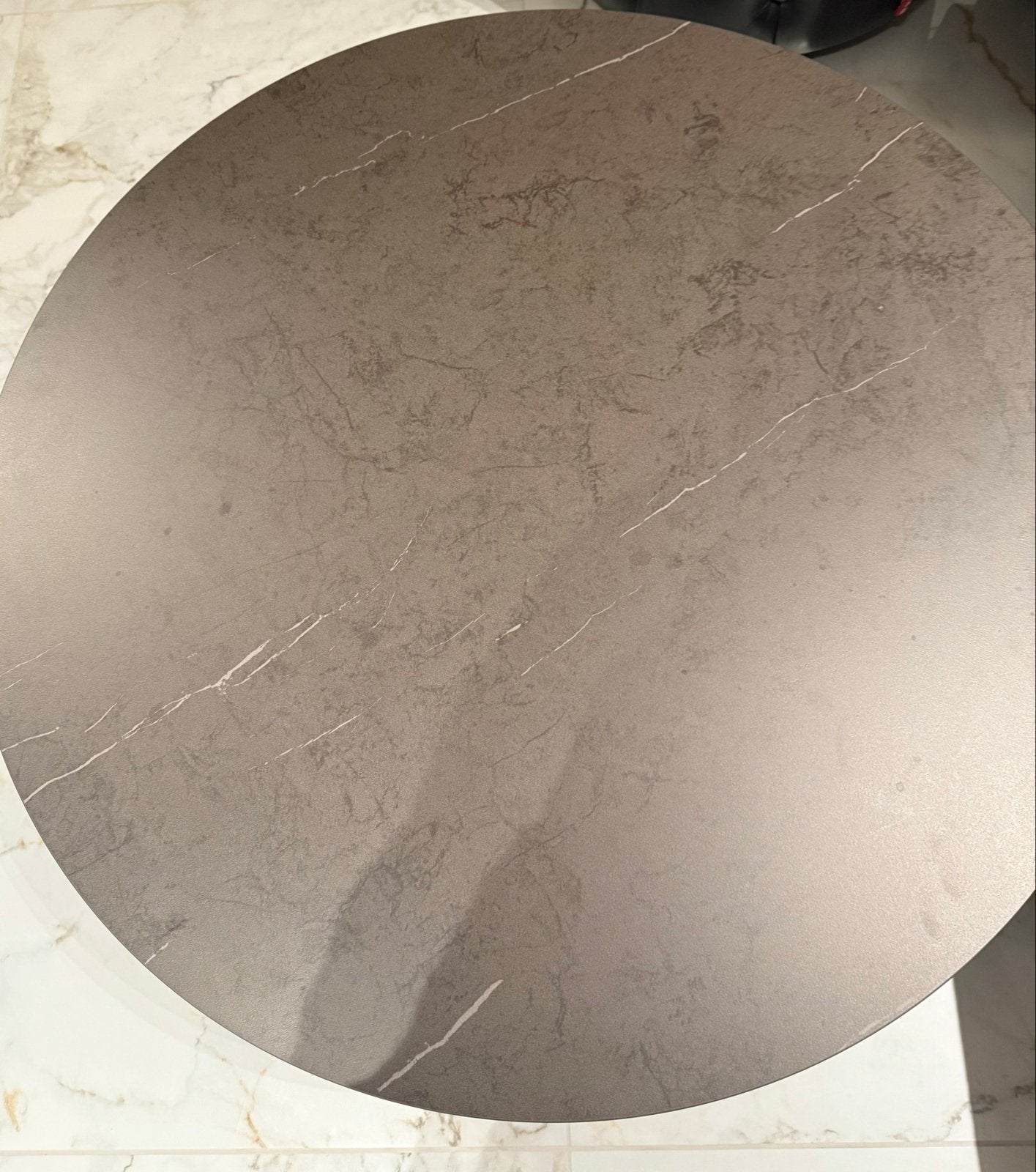 Ronde bijzettafel met marmerlook blad, Ophalen of Verzenden, Zo goed als nieuw, Rond, 50 tot 100 cm