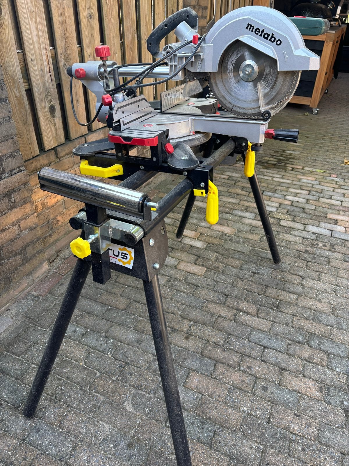 Metabo KGS 254 M Afkortzaag met onderstel, Doe-het-zelf en Verbouw, Ophalen, 70 mm of meer, Zo goed als nieuw, Afkortzaag