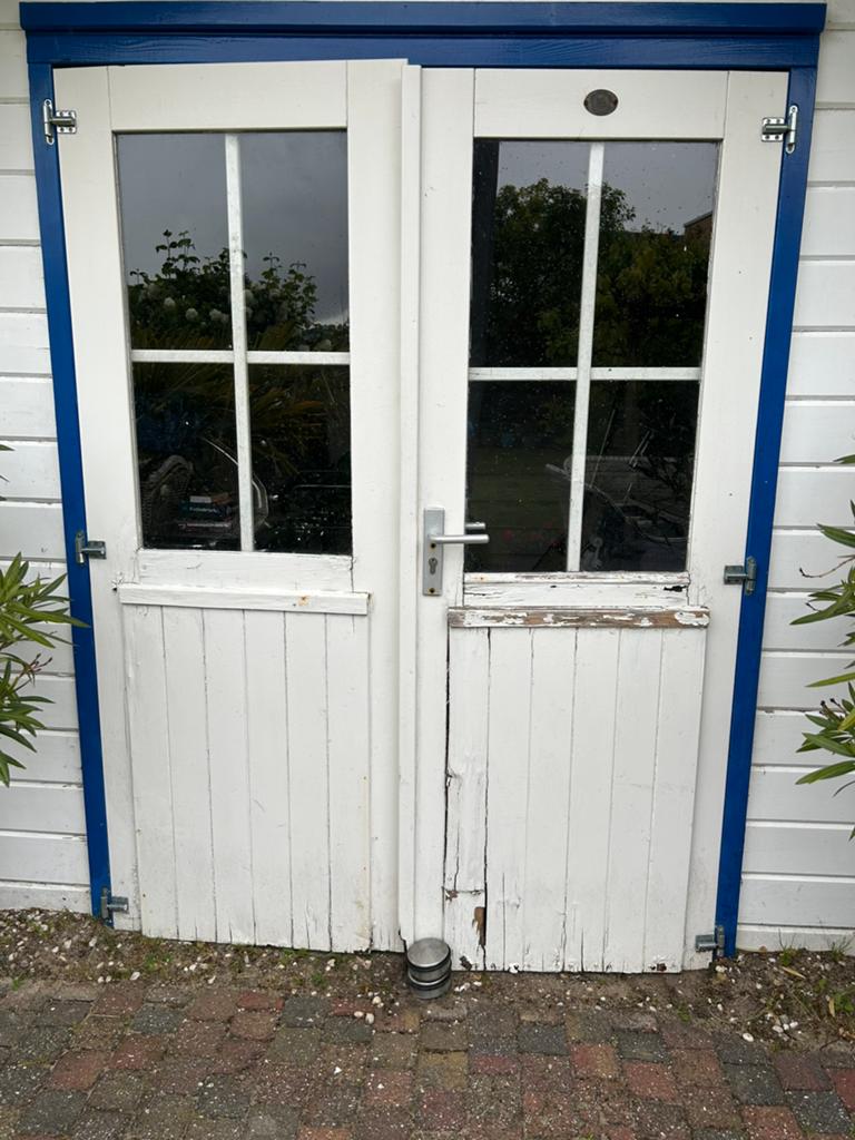 GEZOCHT: 2 houten tuinhuis deuren, Tuin en Terras, Tuinhuizen, Ophalen of Verzenden, Gebruikt