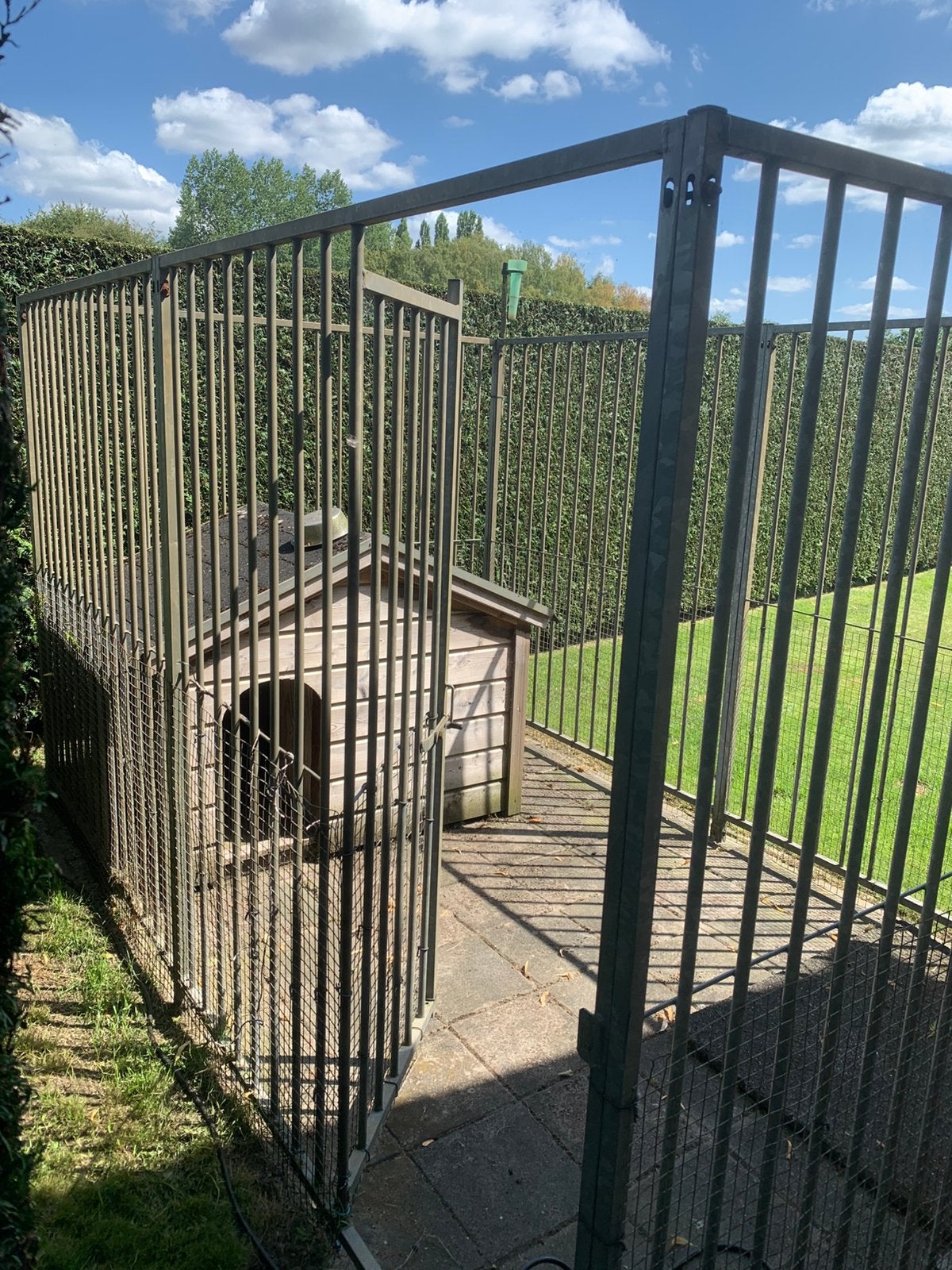 Hondenkennel is gereserveerd. honden hok, Dieren en Toebehoren, Hondenhokken, Ophalen, Zo goed als nieuw, 110 cm of meer, 100 cm of meer