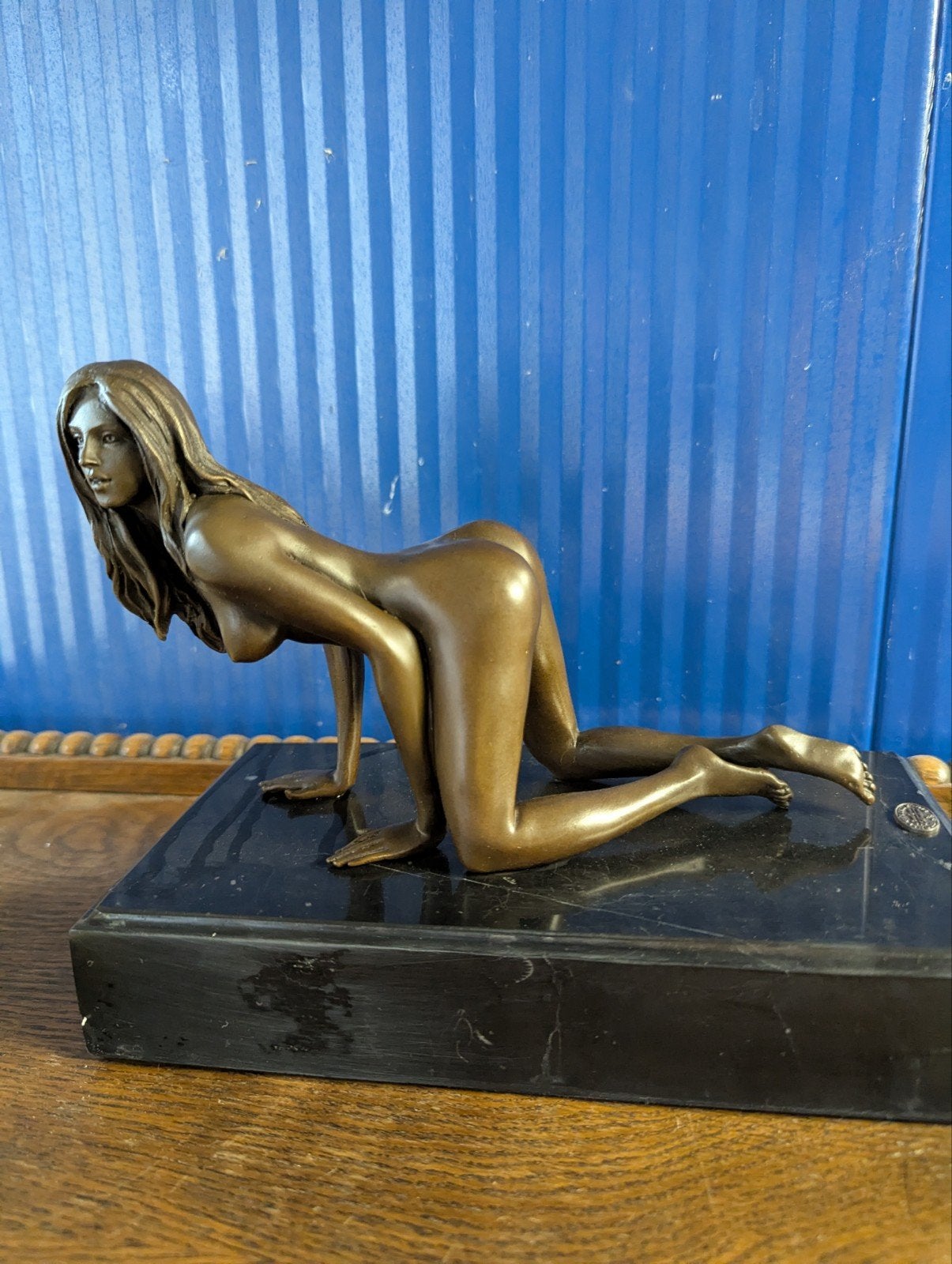 Bronzen beeld van een vrouw op marmeren sokkel, gesigneerd, Antiek en Kunst, Ophalen of Verzenden