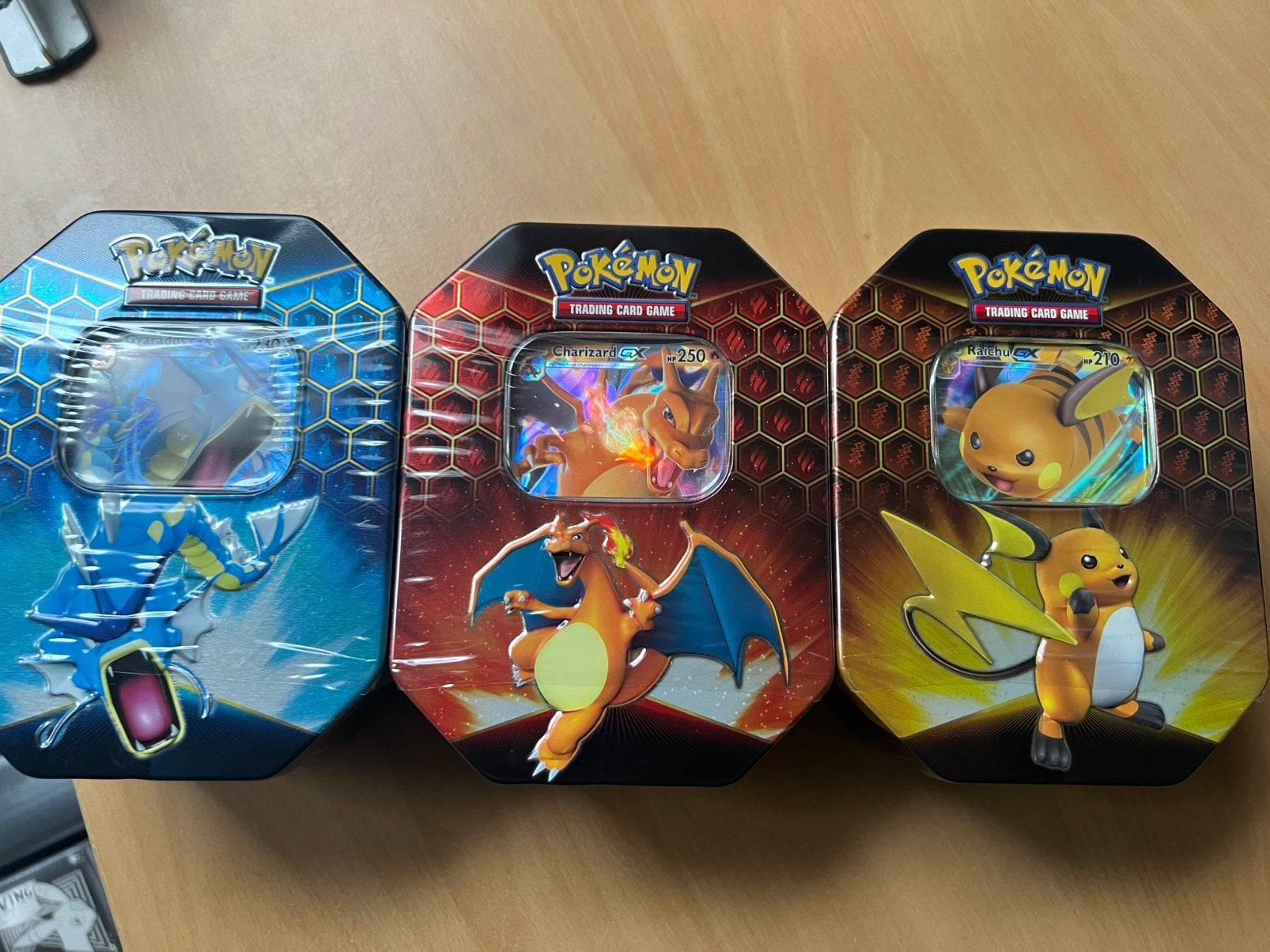 Pokemon - Hidden Fates Tins Artset (sealed), Ophalen of Verzenden, Nieuw, Boosterbox