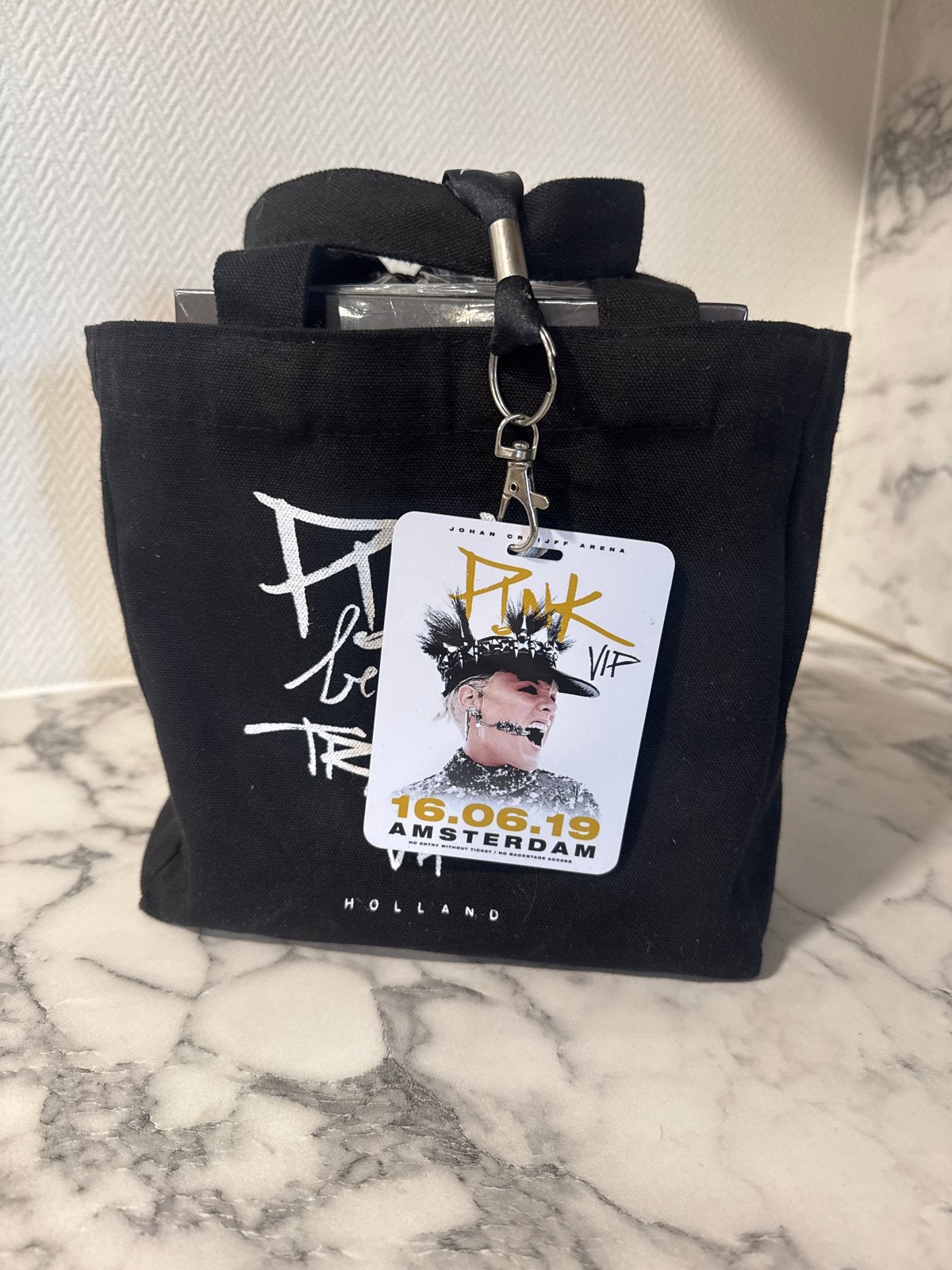 Pink Beautiful Trauma Tour June headphones 2019 new, Ophalen of Verzenden, Nieuw, Instrument of Toebehoren