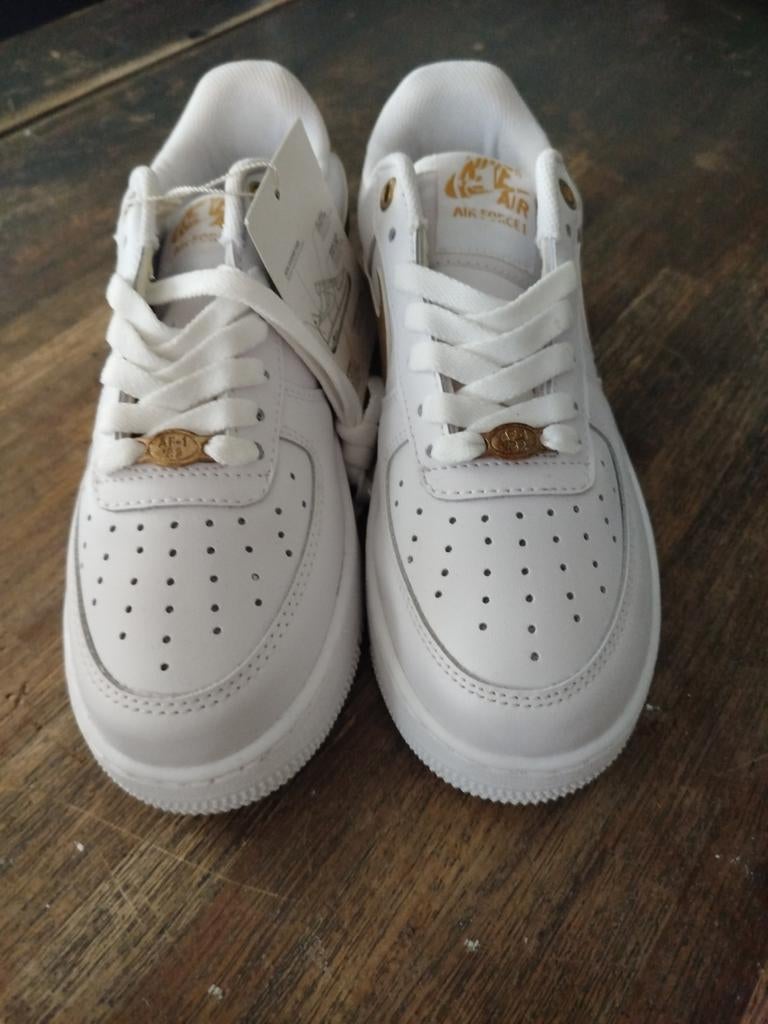 Nike Air Force 1 - Wit met Goud maat 36, Kleding | Dames, Schoenen, Ophalen of Verzenden, Nieuw, Wit, Sneakers of Gympen